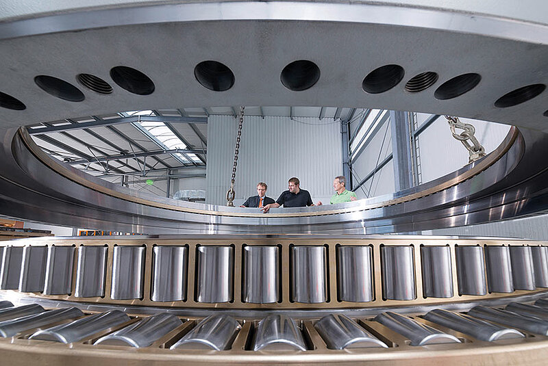 [Translate to "English"] Höchste Präzision in beeindruckender Dimension – dreireihiges IMO Hauptlager für eine 5 MW Windkraftanlage