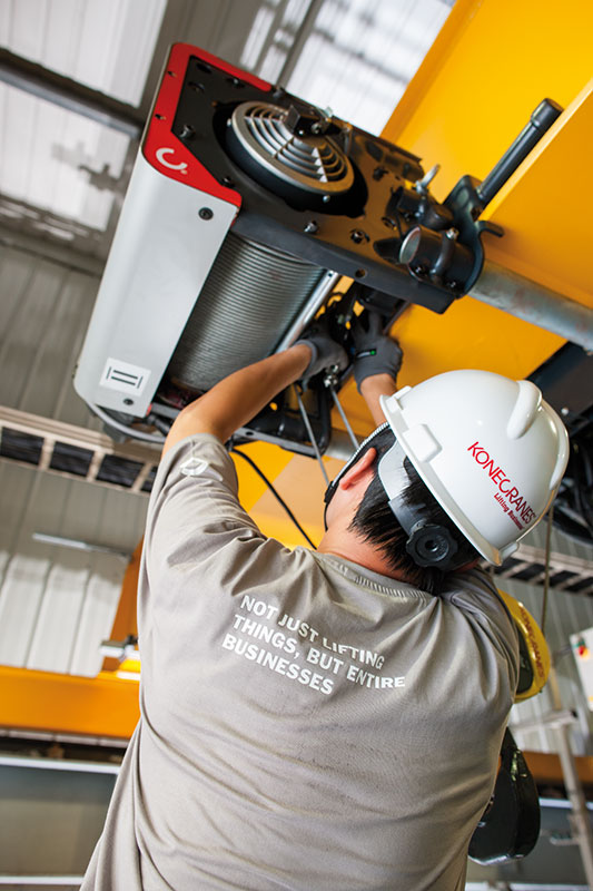 Working overhead – the gears of the gantry cranes are located overhead